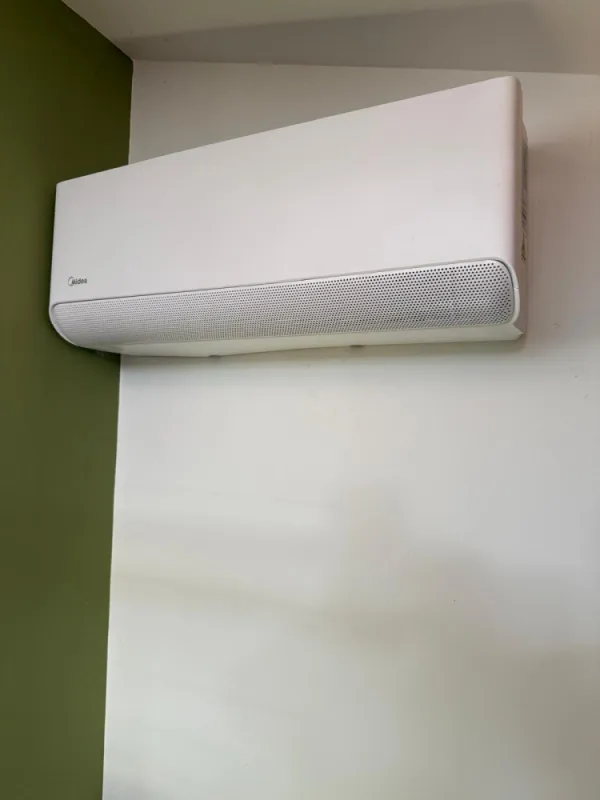 Installation climatisation bi-split Midea, Biguglia, CINQUINI & CO